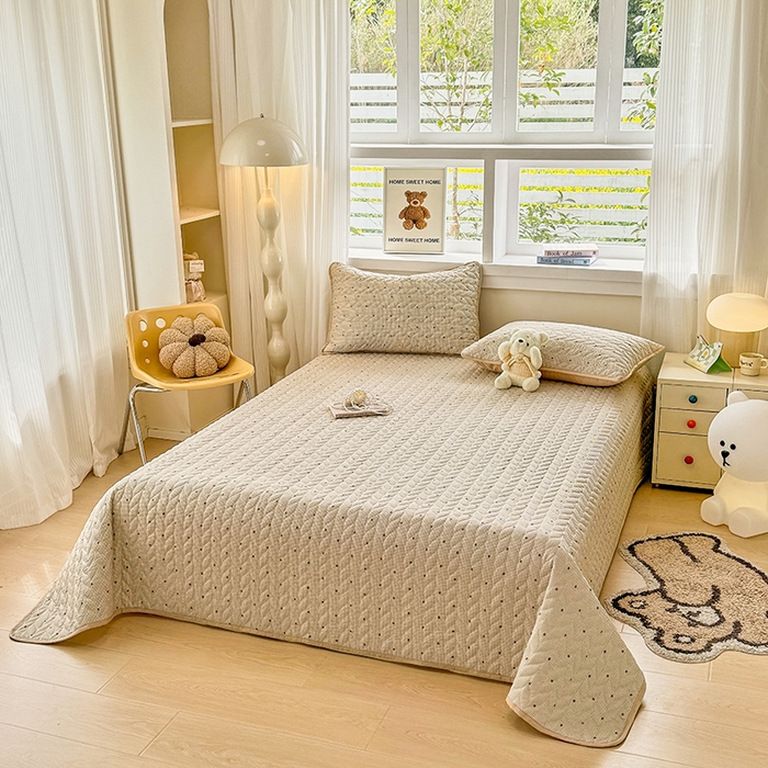 91家纺网 家纺一手货源 找家纺 汣沐生活 2025新款可水洗针织棉印花款夹棉床盖床盖三件套 摩卡小熊