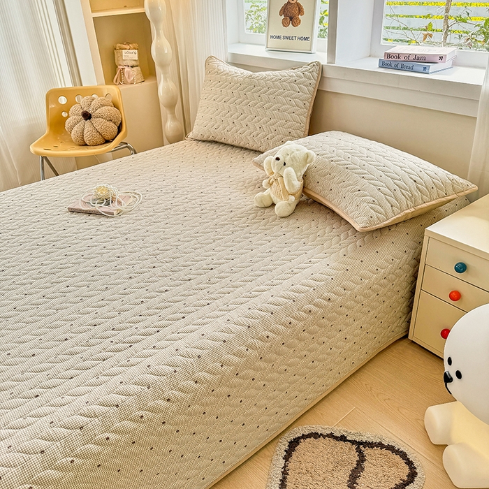 91家纺网 家纺一手货源 找家纺 汣沐生活 2025新款可水洗针织棉印花款夹棉床盖床盖三件套 摩卡小熊