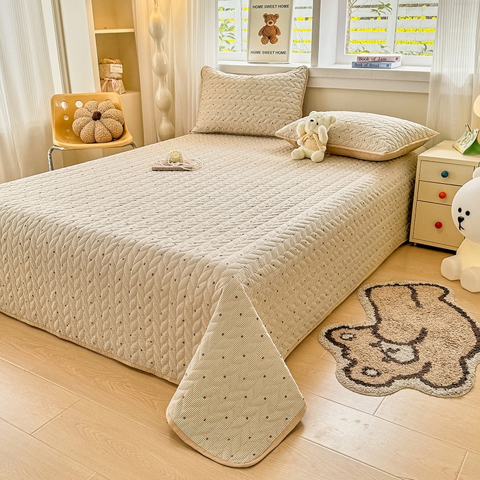 91家纺网 家纺一手货源 找家纺 汣沐生活 2025新款可水洗针织棉印花款夹棉床盖床盖三件套 摩卡小熊