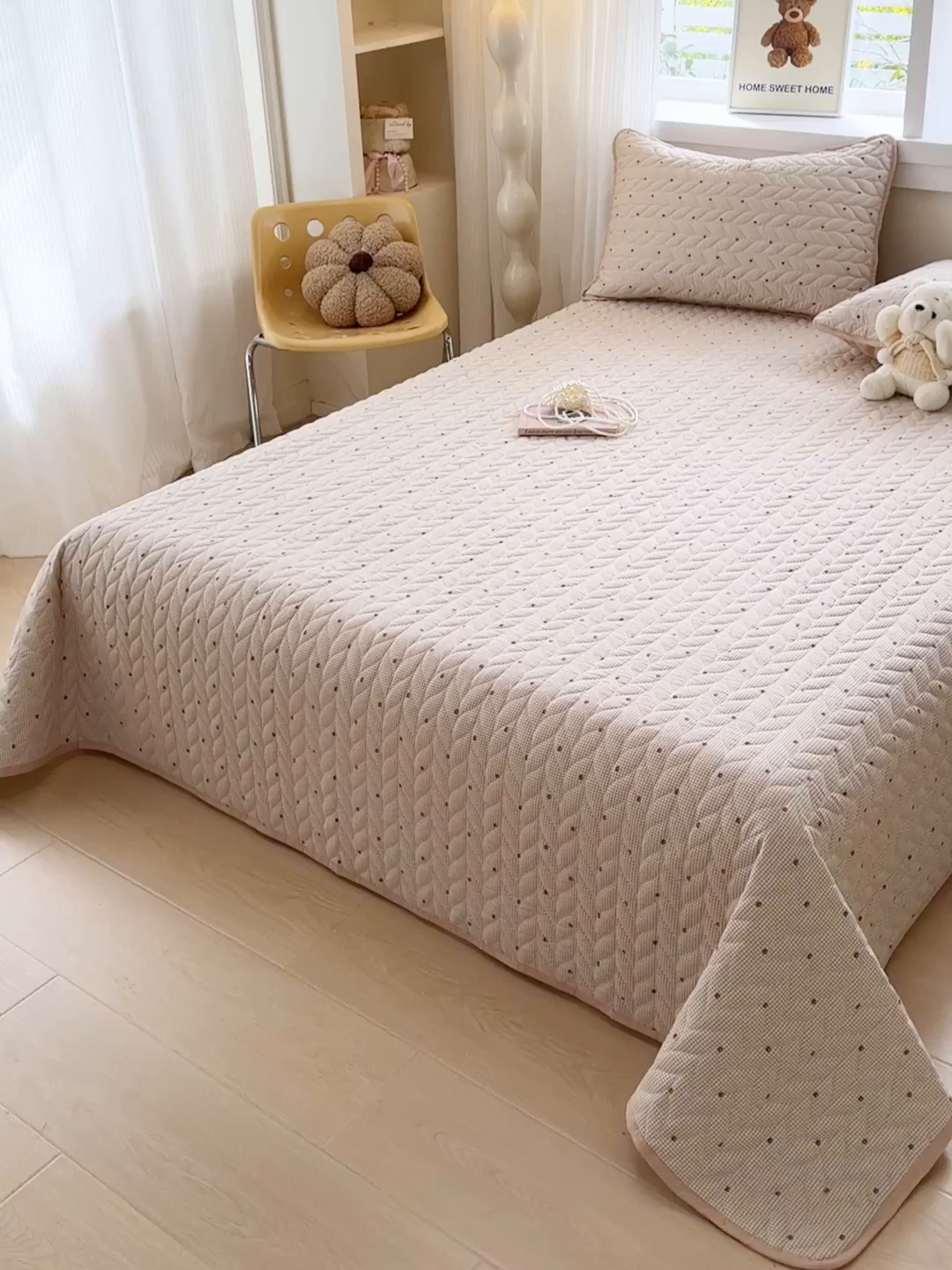 91家纺网 家纺一手货源 找家纺 汣沐生活 2025新款可水洗针织棉印花款夹棉床盖床盖三件套 摩卡小熊