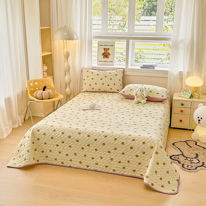 91家纺网 家纺一手货源 找家纺 汣沐生活 2025新款可水洗针织棉印花款夹棉床盖床盖三件套 曲奇小猫