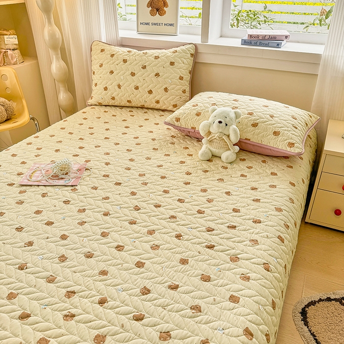 91家纺网 家纺一手货源 找家纺 汣沐生活 2025新款可水洗针织棉印花款夹棉床盖床盖三件套 曲奇小猫