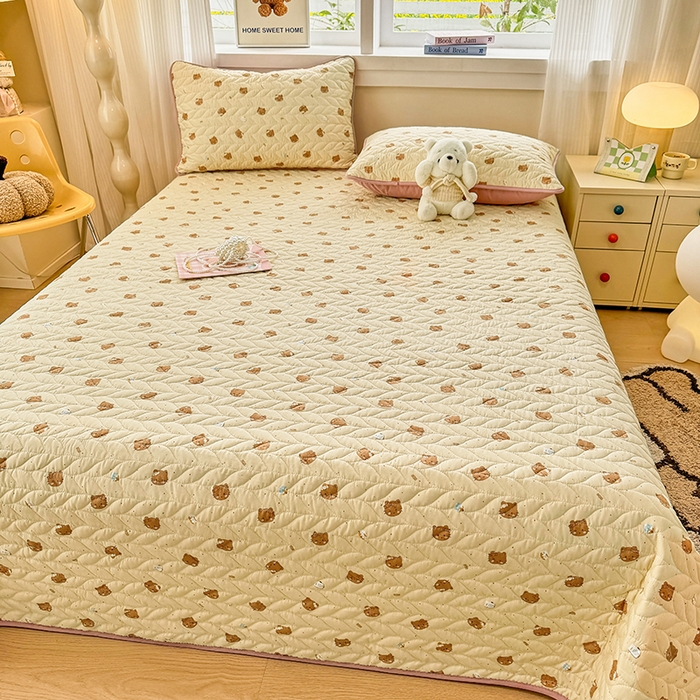 91家纺网 家纺一手货源 找家纺 汣沐生活 2025新款可水洗针织棉印花款夹棉床盖床盖三件套 曲奇小猫