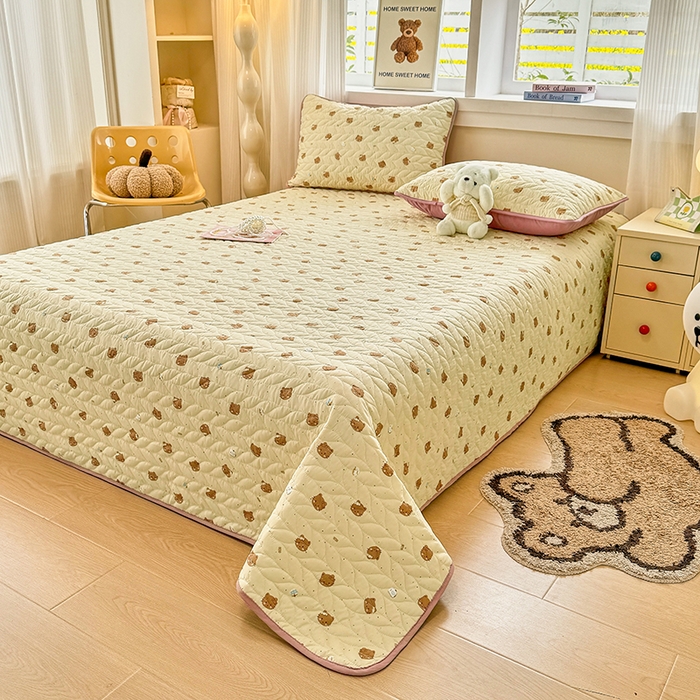 91家纺网 家纺一手货源 找家纺 汣沐生活 2025新款可水洗针织棉印花款夹棉床盖床盖三件套 曲奇小猫