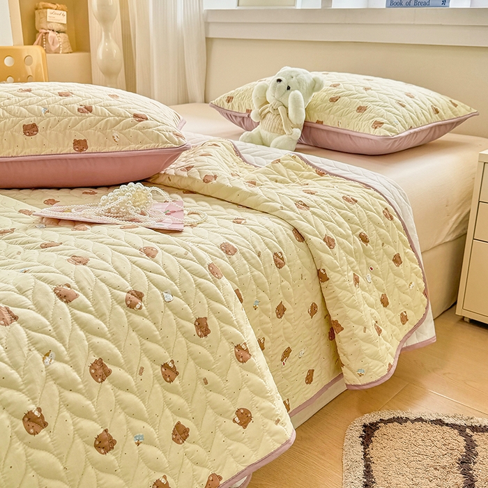 91家纺网 家纺一手货源 找家纺 汣沐生活 2025新款可水洗针织棉印花款夹棉床盖床盖三件套 曲奇小猫