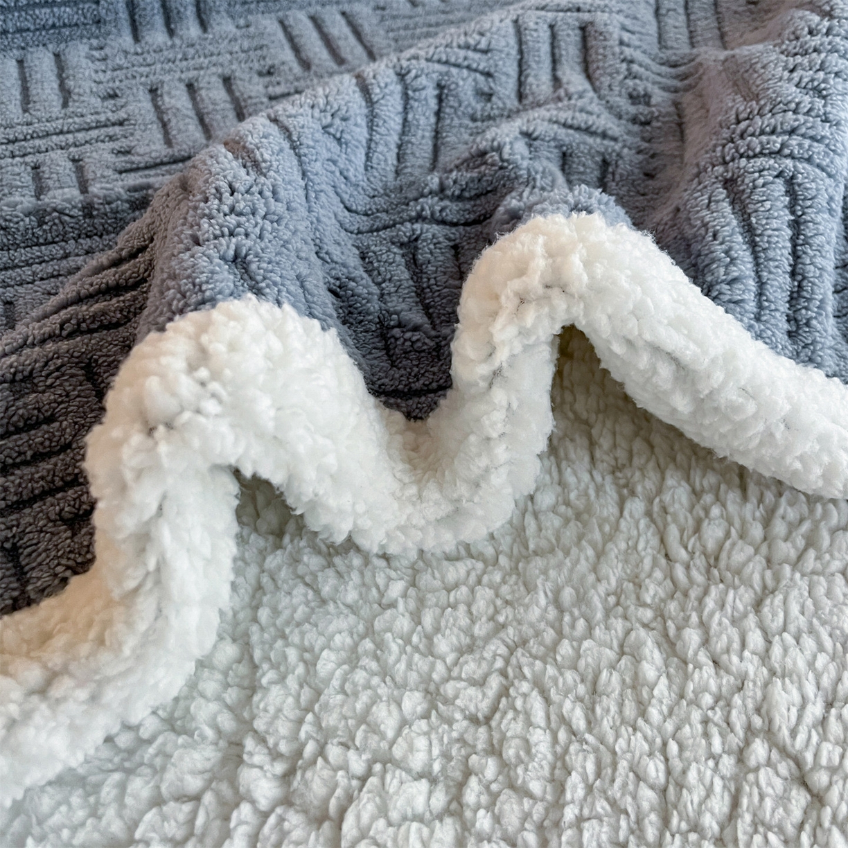 91家纺网 家纺一手货源 找家纺 丝幔家纺 2025新款A类提花舒棉绒毯-饼干花 饼干花-夜色灰