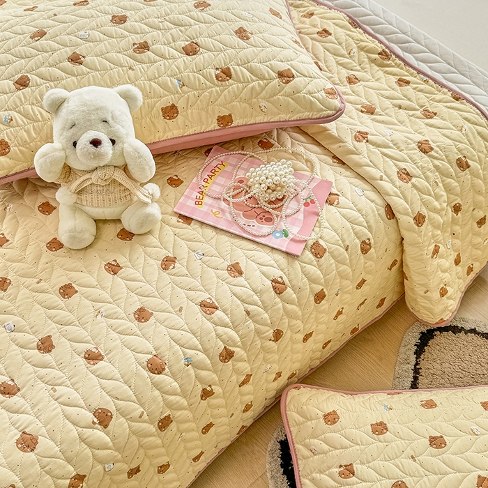 91家纺网 家纺一手货源 找家纺 汣沐生活 2025新款可水洗针织棉印花款夹棉床盖床盖三件套 曲奇小猫