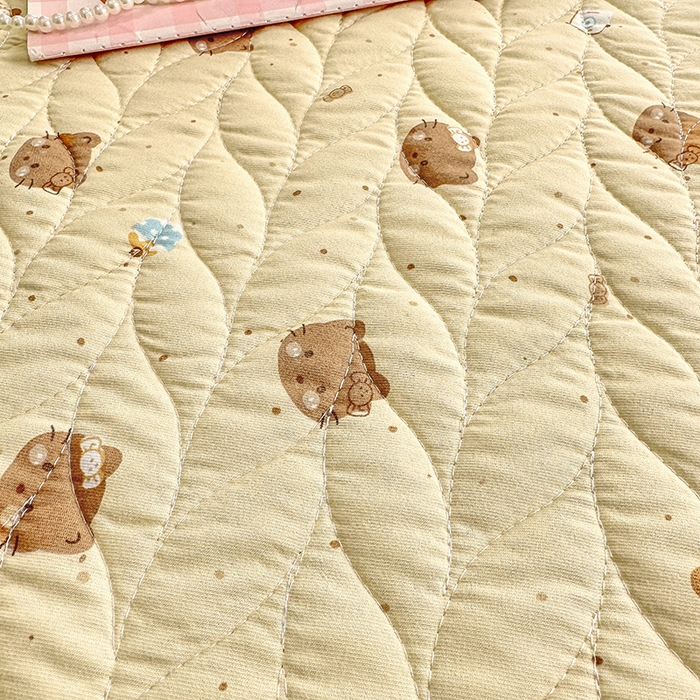 91家纺网 家纺一手货源 找家纺 汣沐生活 2025新款可水洗针织棉印花款夹棉床盖床盖三件套 曲奇小猫