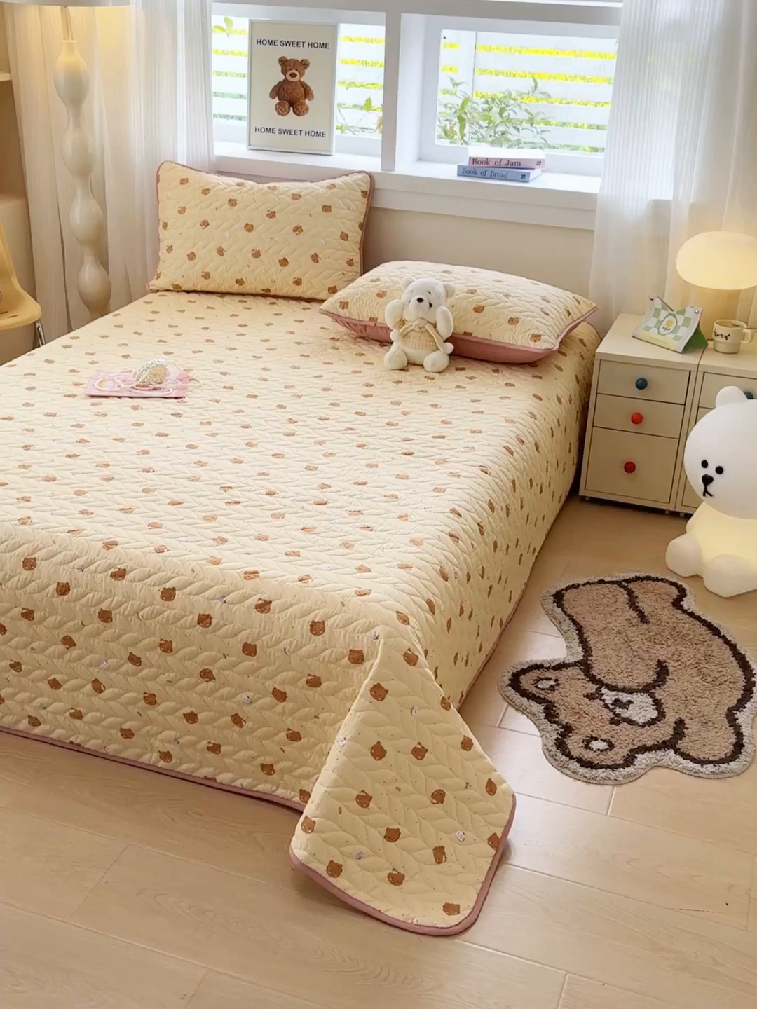 91家纺网 家纺一手货源 找家纺 汣沐生活 2025新款可水洗针织棉印花款夹棉床盖床盖三件套 曲奇小猫