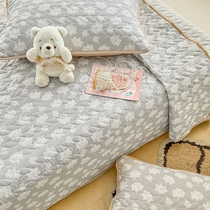 91家纺网 家纺一手货源 找家纺 汣沐生活 2025新款可水洗针织棉印花款夹棉床盖床盖三件套 时宜-咖