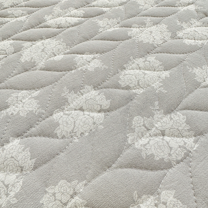 91家纺网 家纺一手货源 找家纺 汣沐生活 2025新款可水洗针织棉印花款夹棉床盖床盖三件套 时宜-咖