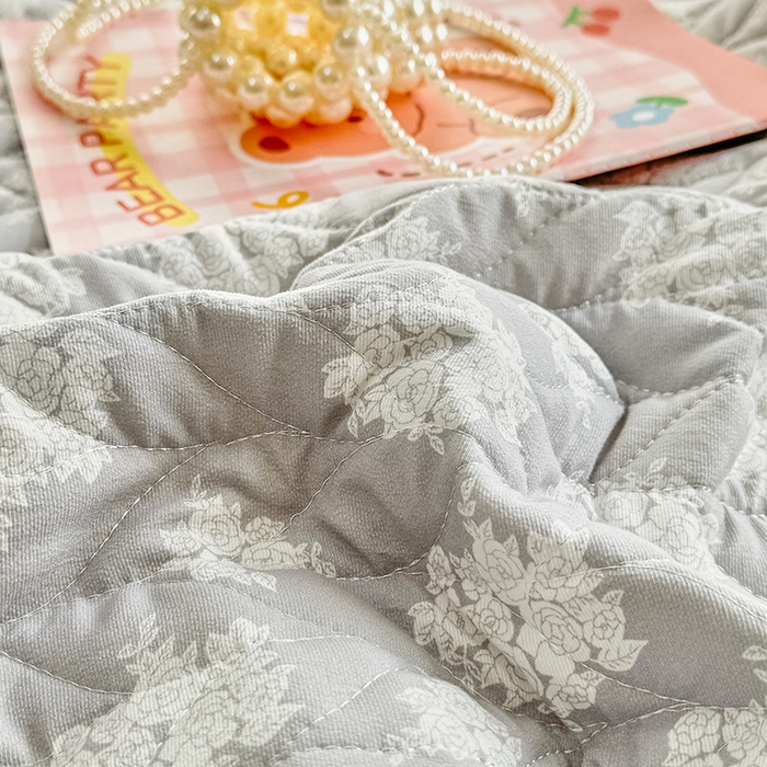 91家纺网 家纺一手货源 找家纺 汣沐生活 2025新款可水洗针织棉印花款夹棉床盖床盖三件套 时宜-咖