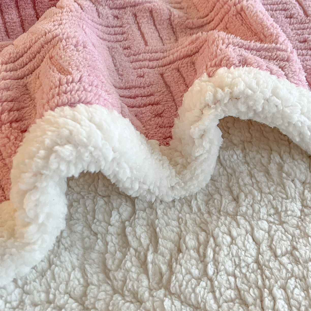 91家纺网 家纺一手货源 找家纺 丝幔家纺 2025新款A类提花舒棉绒毯-饼干花 饼干花-樱花粉