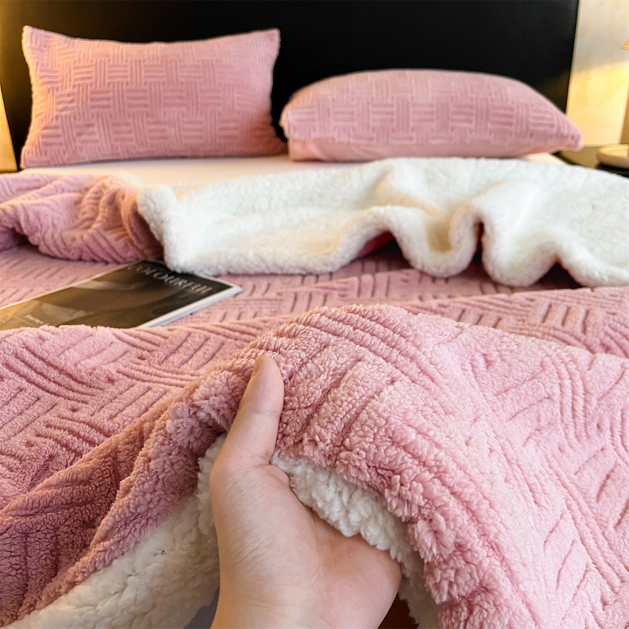 91家纺网 家纺一手货源 找家纺 丝幔家纺 2025新款A类提花舒棉绒毯-饼干花 饼干花-樱花粉