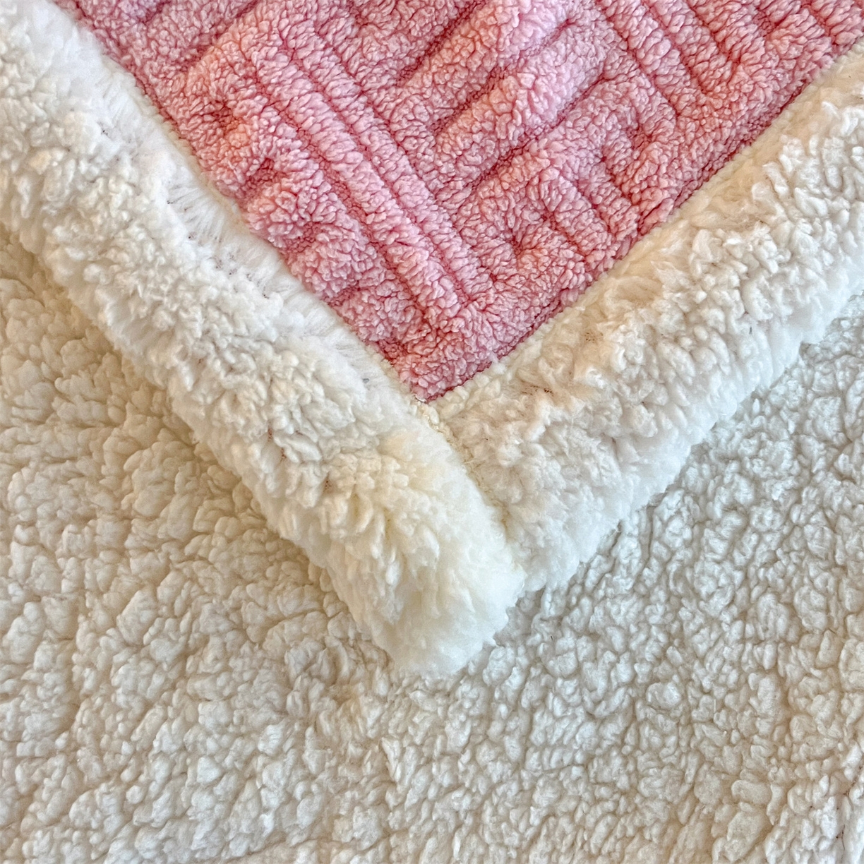 91家纺网 家纺一手货源 找家纺 丝幔家纺 2025新款A类提花舒棉绒毯-饼干花 饼干花-樱花粉