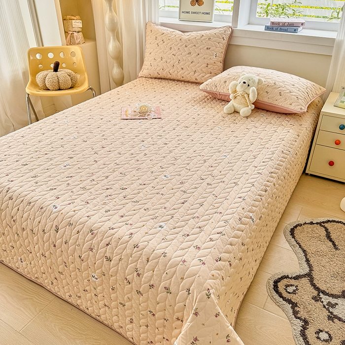 91家纺网 家纺一手货源 找家纺 汣沐生活 2025新款可水洗针织棉印花款夹棉床盖床盖三件套 舒雅