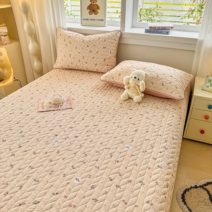 91家纺网 家纺一手货源 找家纺 汣沐生活 2025新款可水洗针织棉印花款夹棉床盖床盖三件套 舒雅