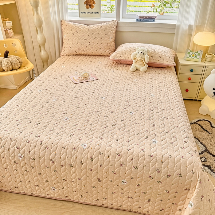 91家纺网 家纺一手货源 找家纺 汣沐生活 2025新款可水洗针织棉印花款夹棉床盖床盖三件套 舒雅