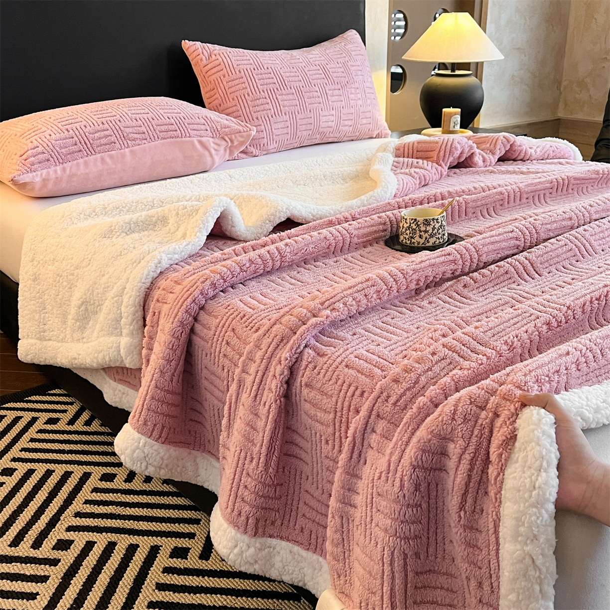 91家纺网 家纺一手货源 找家纺 丝幔家纺 2025新款A类提花舒棉绒毯-饼干花 饼干花-樱花粉