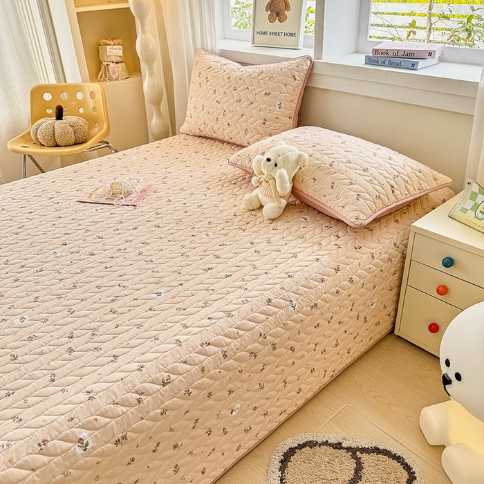 91家纺网 家纺一手货源 找家纺 汣沐生活 2025新款可水洗针织棉印花款夹棉床盖床盖三件套 舒雅