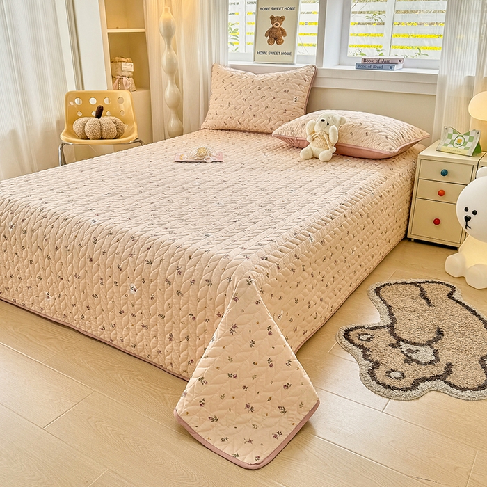 91家纺网 家纺一手货源 找家纺 汣沐生活 2025新款可水洗针织棉印花款夹棉床盖床盖三件套 舒雅