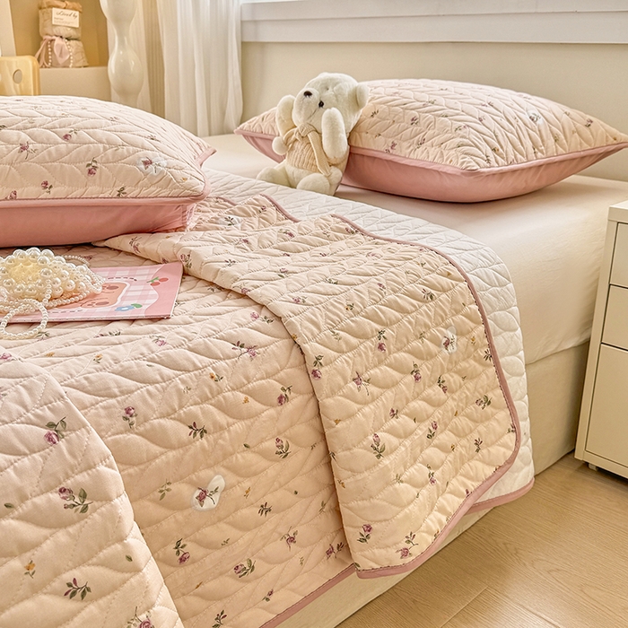 91家纺网 家纺一手货源 找家纺 汣沐生活 2025新款可水洗针织棉印花款夹棉床盖床盖三件套 舒雅