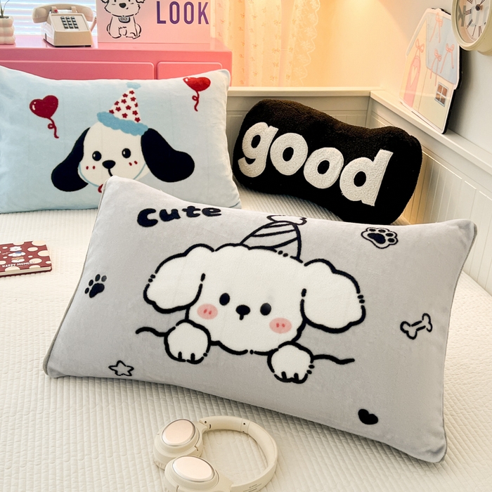 91家纺网 家纺一手货源 找家纺 倾慕家纺 2026新款数码大版牛奶绒单枕套 小帽狗