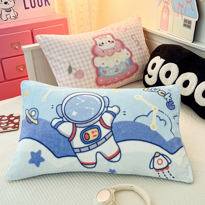 91家纺网 家纺一手货源 找家纺 倾慕家纺 2026新款数码大版牛奶绒单枕套 太空人