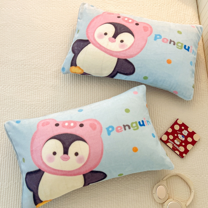 91家纺网 家纺一手货源 找家纺 倾慕家纺 2026新款数码大版牛奶绒单枕套 粉企鹅