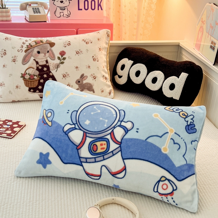 91家纺网 家纺一手货源 找家纺 倾慕家纺 2026新款数码大版牛奶绒单枕套 太空人