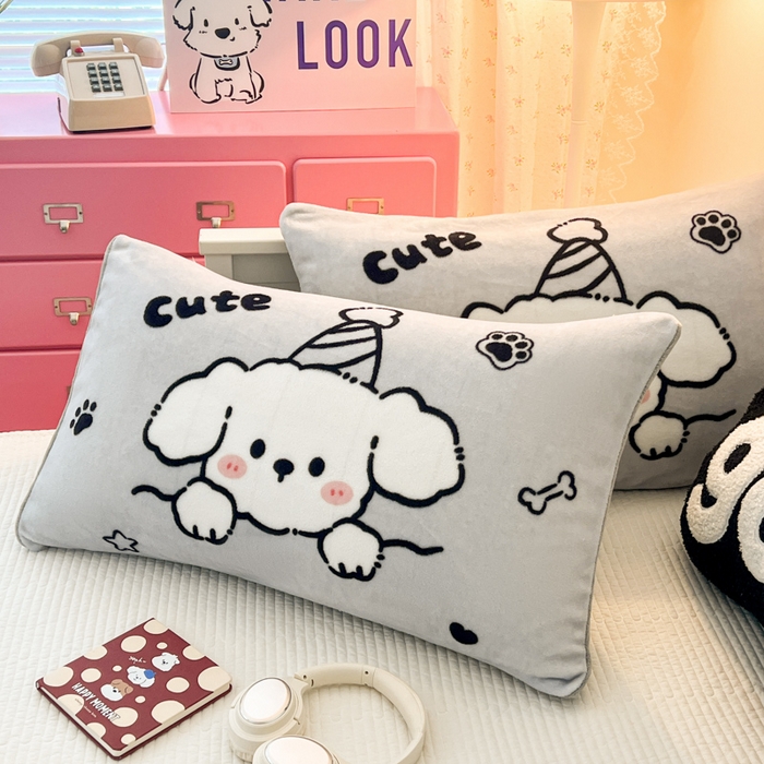 91家纺网 家纺一手货源 找家纺 倾慕家纺 2026新款数码大版牛奶绒单枕套 小帽狗