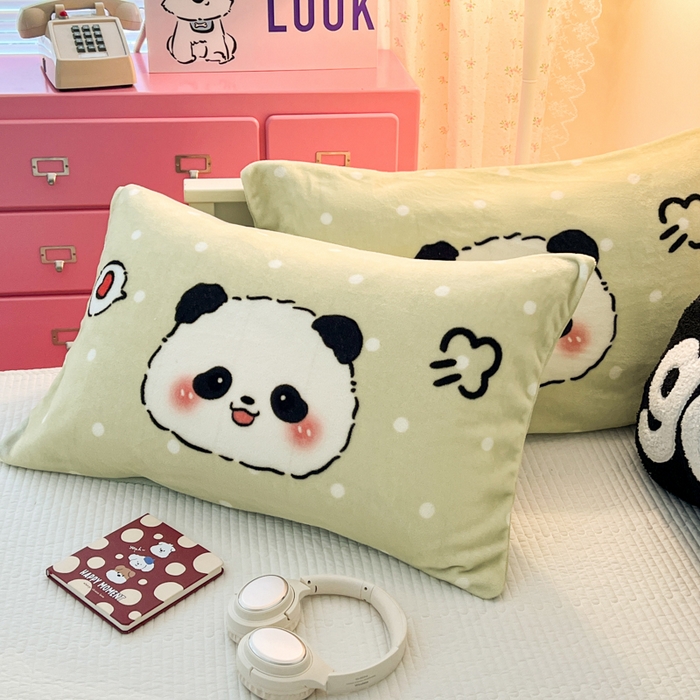 91家纺网 家纺一手货源 找家纺 倾慕家纺 2026新款数码大版牛奶绒单枕套 小熊猫