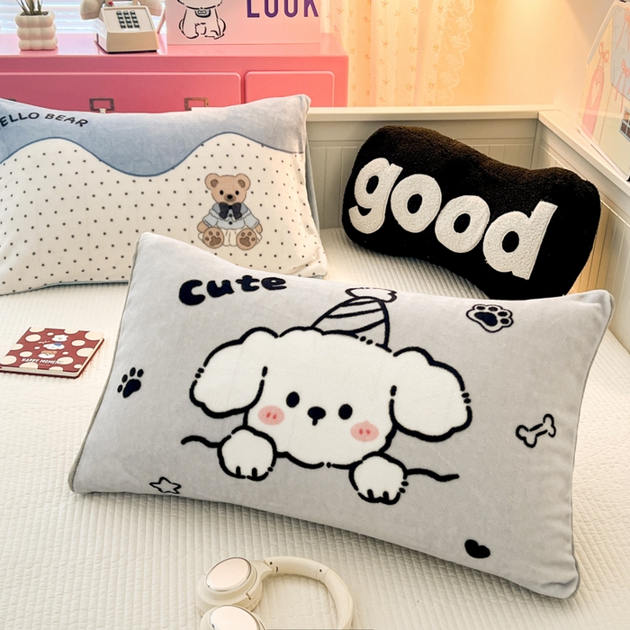 91家纺网 家纺一手货源 找家纺 倾慕家纺 2026新款数码大版牛奶绒单枕套 小帽狗