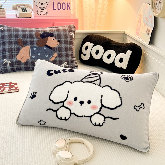 91家纺网 家纺一手货源 找家纺 倾慕家纺 2026新款数码大版牛奶绒单枕套 小帽狗