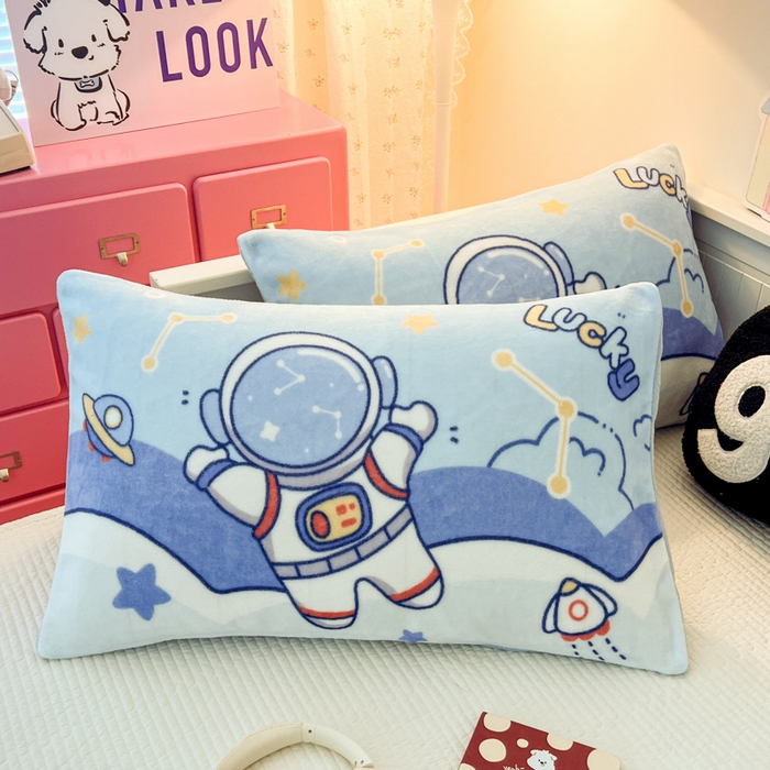 91家纺网 家纺一手货源 找家纺 倾慕家纺 2026新款数码大版牛奶绒单枕套 太空人