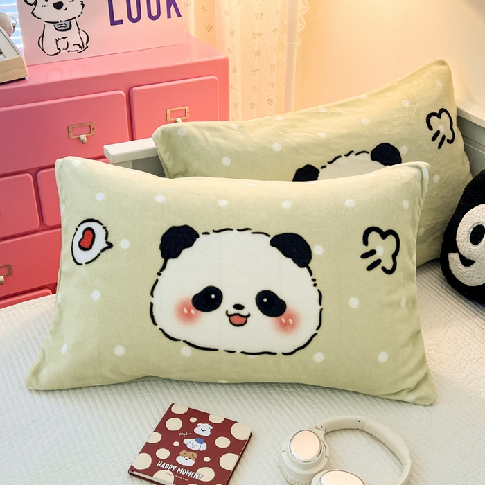 91家纺网 家纺一手货源 找家纺 倾慕家纺 2026新款数码大版牛奶绒单枕套 小熊猫