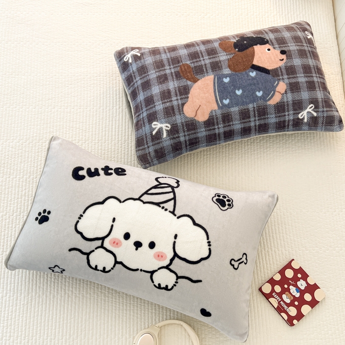 91家纺网 家纺一手货源 找家纺 倾慕家纺 2026新款数码大版牛奶绒单枕套 小帽狗