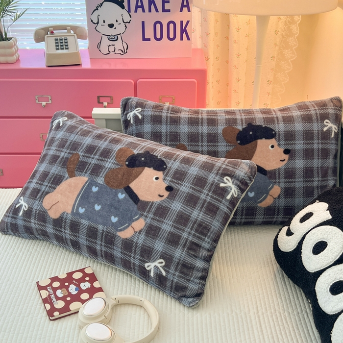 91家纺网 家纺一手货源 找家纺 倾慕家纺 2026新款数码大版牛奶绒单枕套 小狗