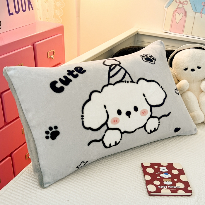 91家纺网 家纺一手货源 找家纺 倾慕家纺 2026新款数码大版牛奶绒单枕套 小帽狗