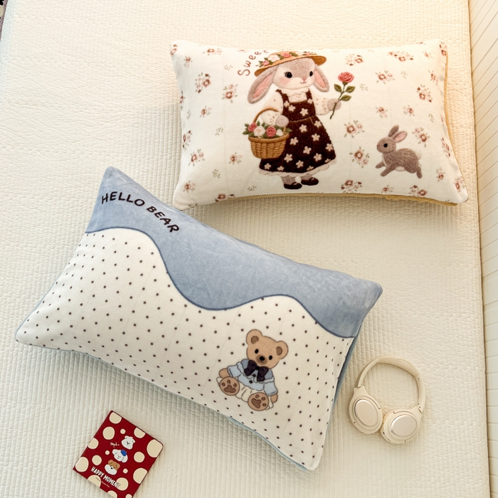 91家纺网 家纺一手货源 找家纺 倾慕家纺 2026新款数码大版牛奶绒单枕套 HELLO熊