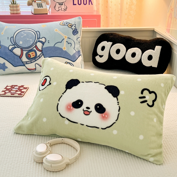 91家纺网 家纺一手货源 找家纺 倾慕家纺 2026新款数码大版牛奶绒单枕套 小熊猫