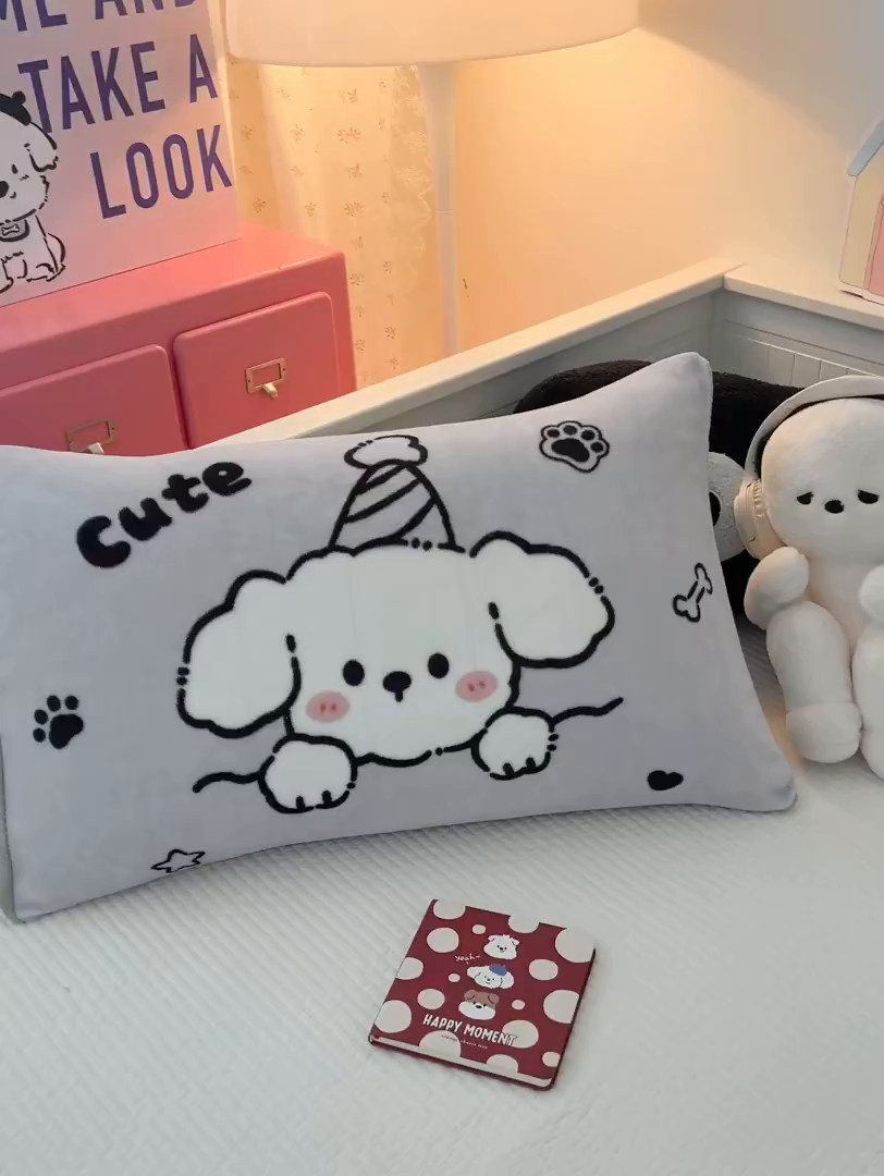 91家纺网 家纺一手货源 找家纺 倾慕家纺 2026新款数码大版牛奶绒单枕套 小帽狗