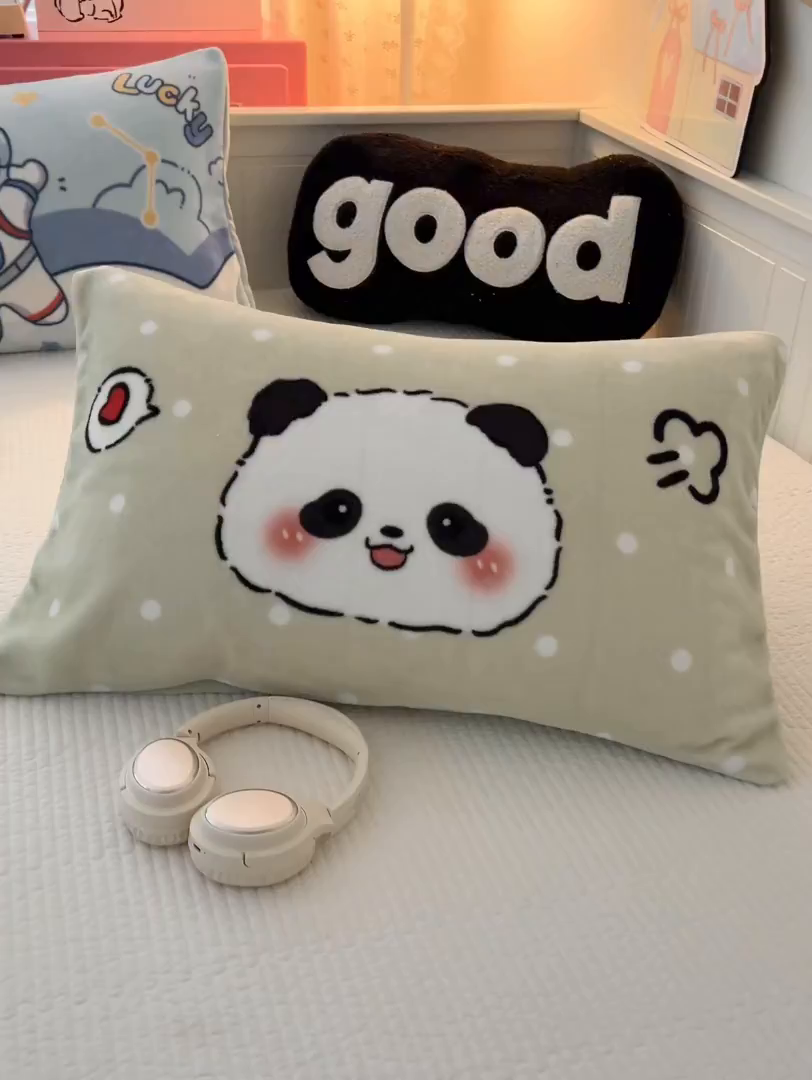 91家纺网 家纺一手货源 找家纺 倾慕家纺 2026新款数码大版牛奶绒单枕套 小熊猫