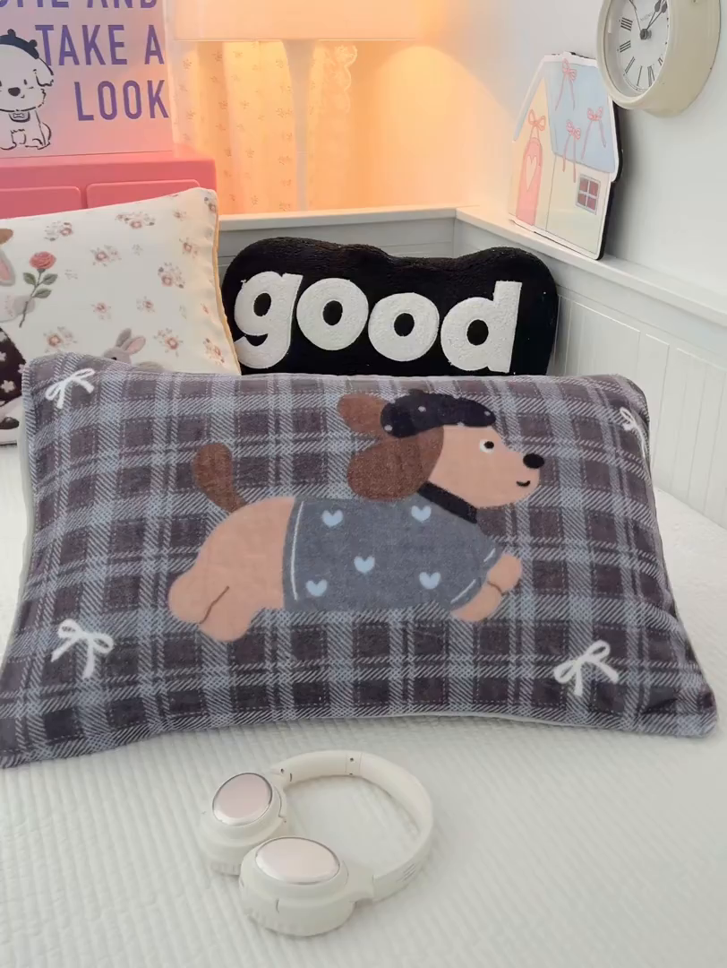 91家纺网 家纺一手货源 找家纺 倾慕家纺 2026新款数码大版牛奶绒单枕套 小狗