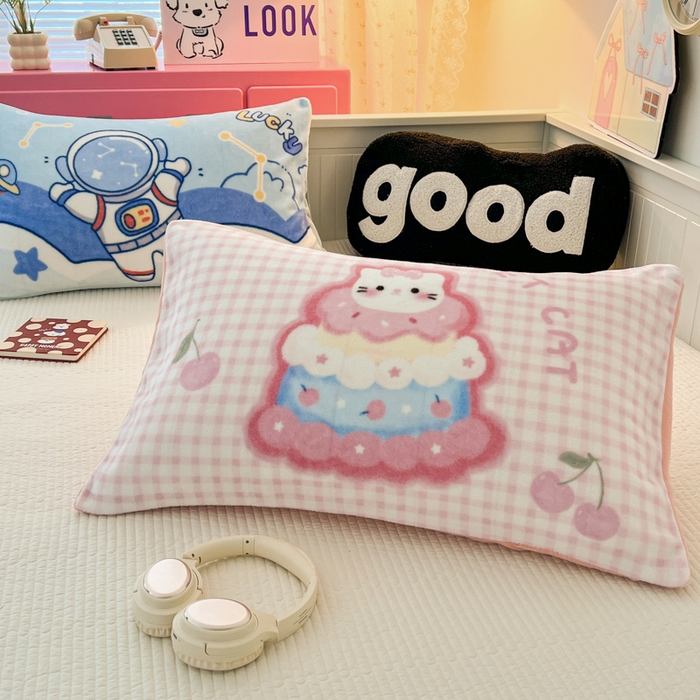 91家纺网 家纺一手货源 找家纺 倾慕家纺 2026新款数码大版牛奶绒单枕套 蛋糕猫咪
