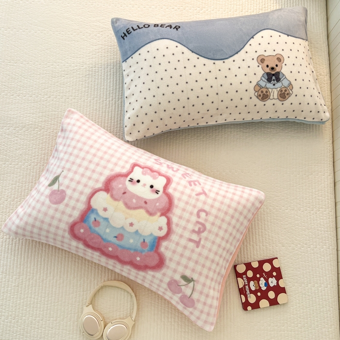 91家纺网 家纺一手货源 找家纺 倾慕家纺 2026新款数码大版牛奶绒单枕套 蛋糕猫咪