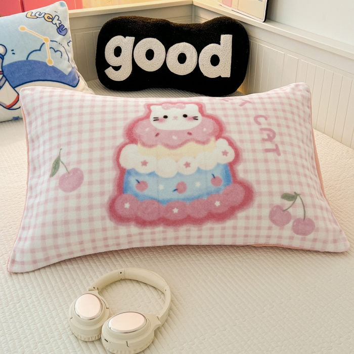 91家纺网 家纺一手货源 找家纺 倾慕家纺 2026新款数码大版牛奶绒单枕套 蛋糕猫咪