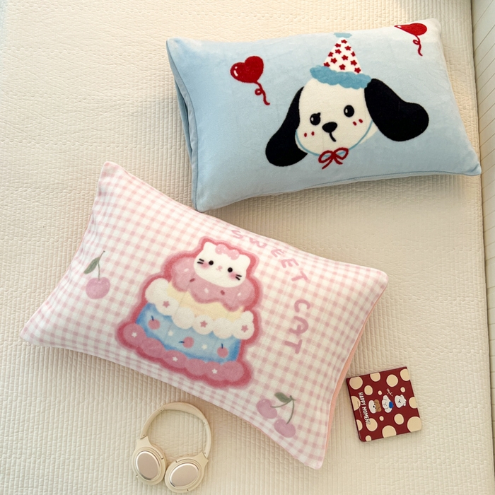 91家纺网 家纺一手货源 找家纺 倾慕家纺 2026新款数码大版牛奶绒单枕套 蛋糕猫咪