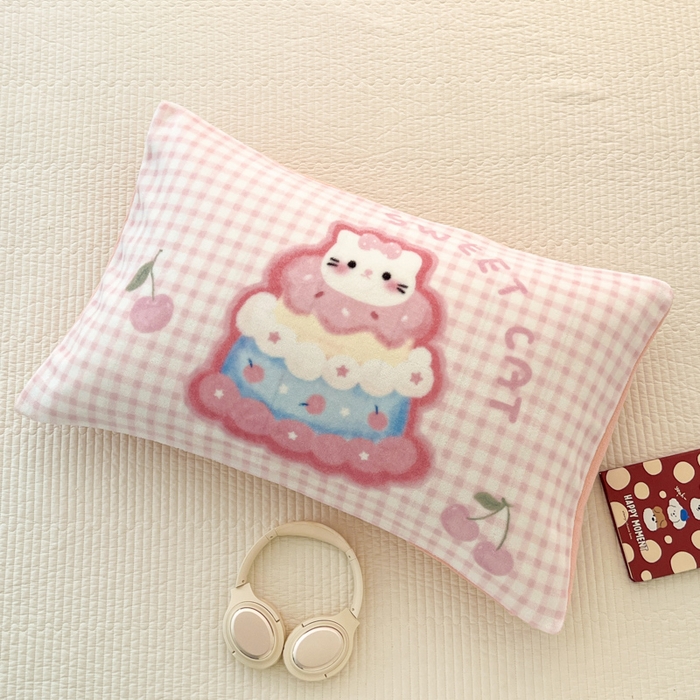 91家纺网 家纺一手货源 找家纺 倾慕家纺 2026新款数码大版牛奶绒单枕套 蛋糕猫咪