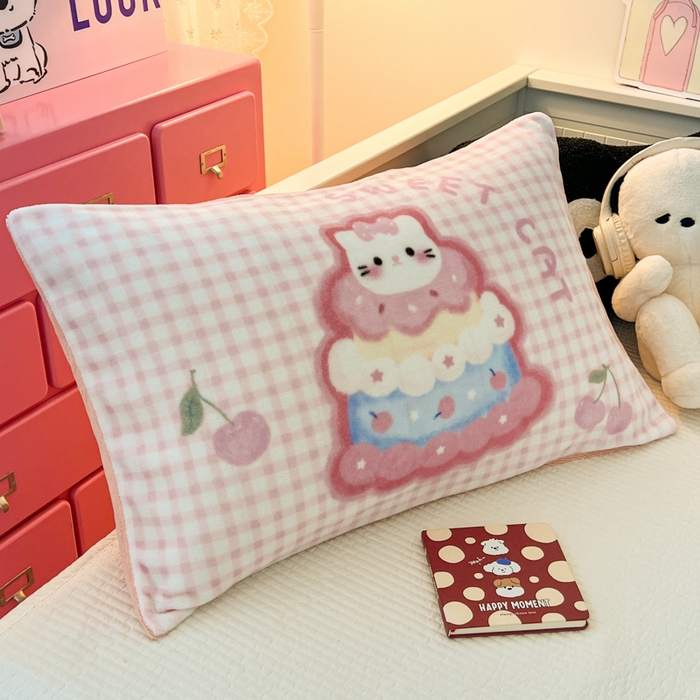 91家纺网 家纺一手货源 找家纺 倾慕家纺 2026新款数码大版牛奶绒单枕套 蛋糕猫咪
